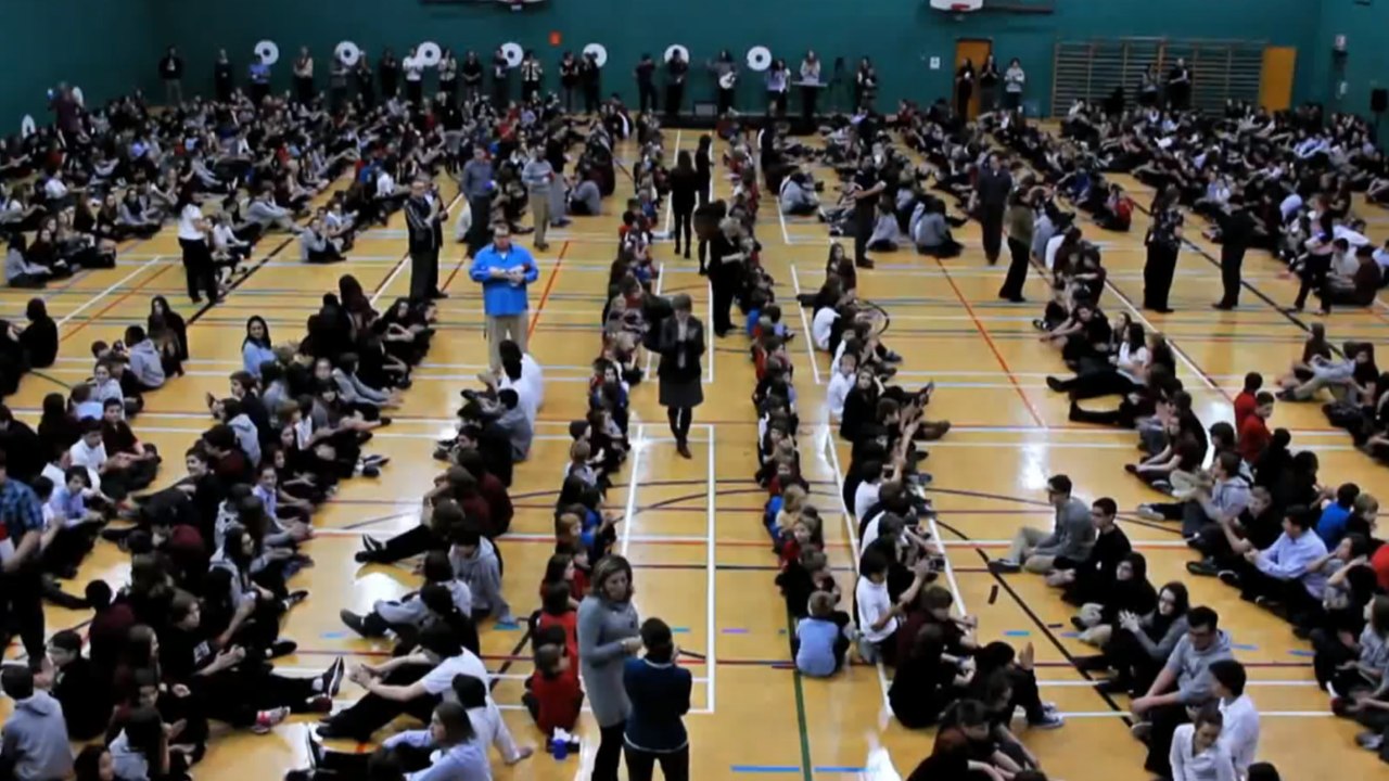 Cup Song : 1500 élèves du Québec refont la chanson avec des gobelets et en tapant des mains