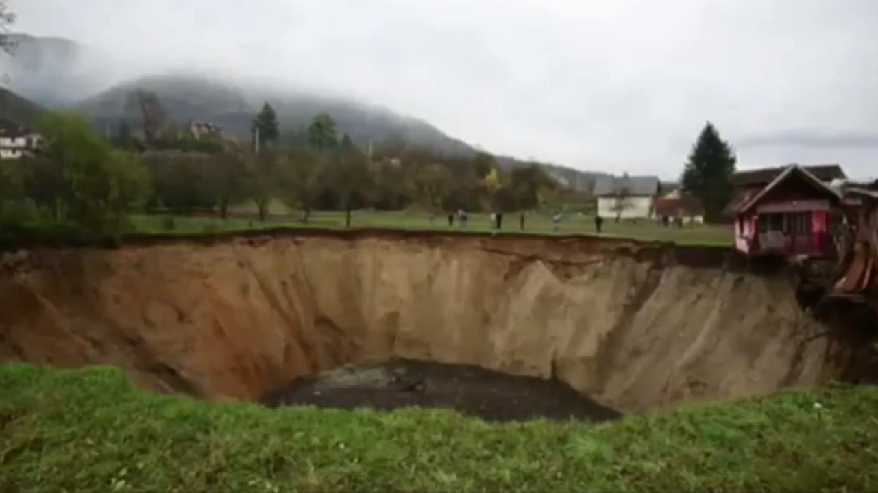 En Bosnie, un trou géant a aspiré l'étang et tous ses poissons d'un village