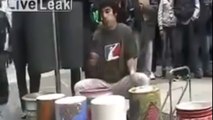 Ce jeune Brésilien joue de la musique électro dans la rue avec des bidons