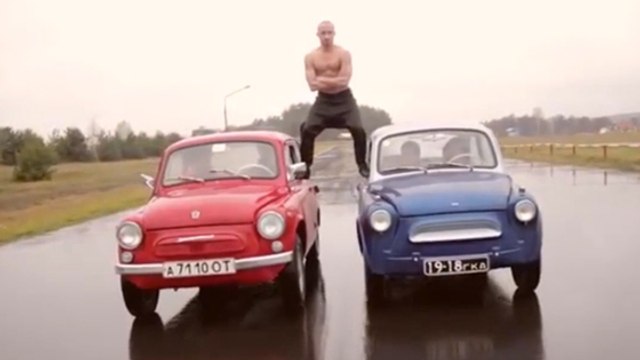 Le russe Evgeny Yakus tente de réaliser le même grand écart que Jean-Claude Van Damme