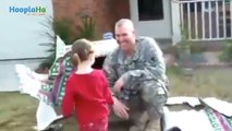 Pour Noël, des militaires font une surprise à leurs enfants en se cachant dans des paquets cadeaux