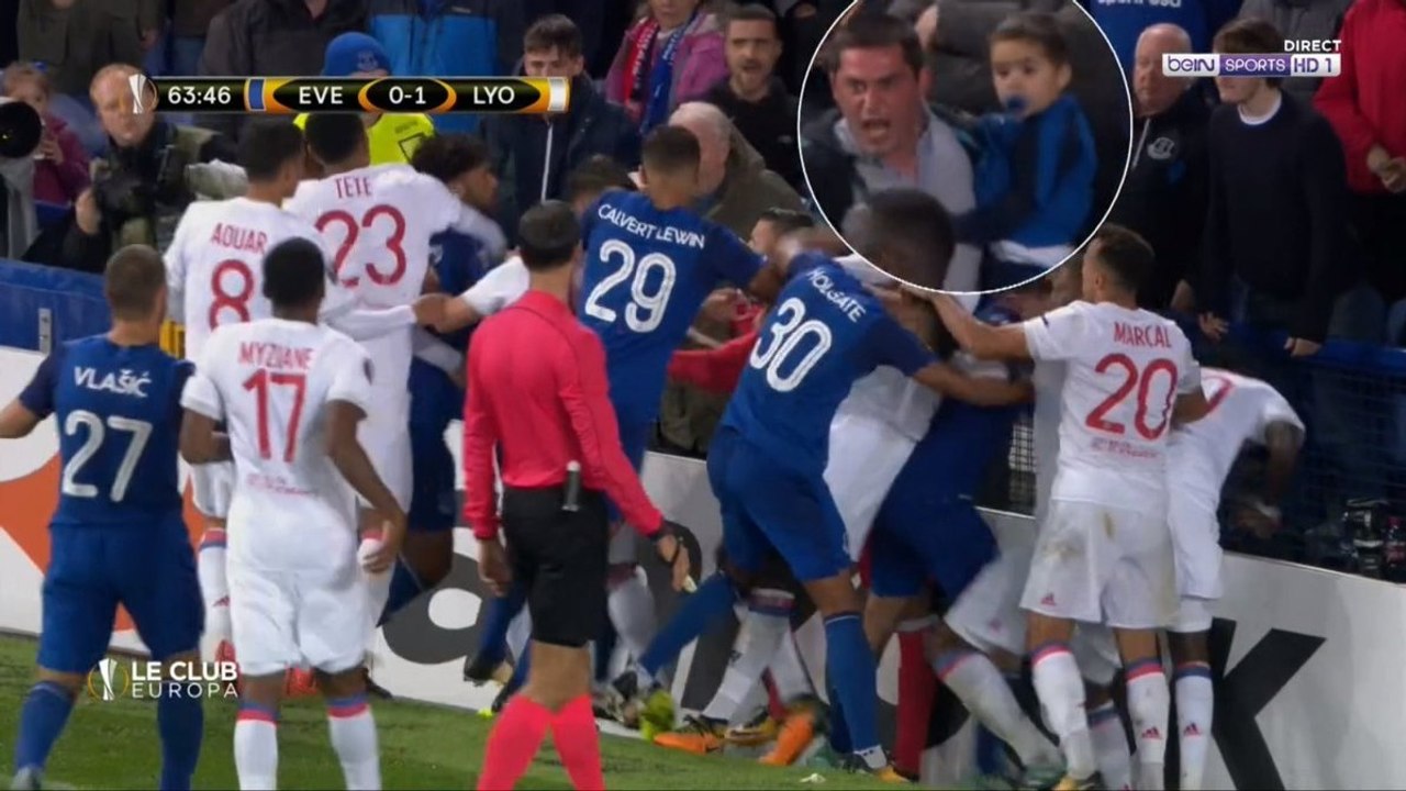 Un supporter d'Everton frappe les joueurs lyonnais avec... un bébé dans les bras