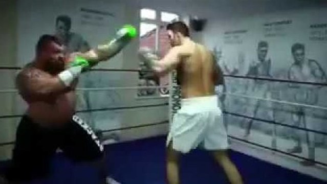 Quand Eddie Hall affronte le cousin de Tyson Fury lors d'un combat de boxe