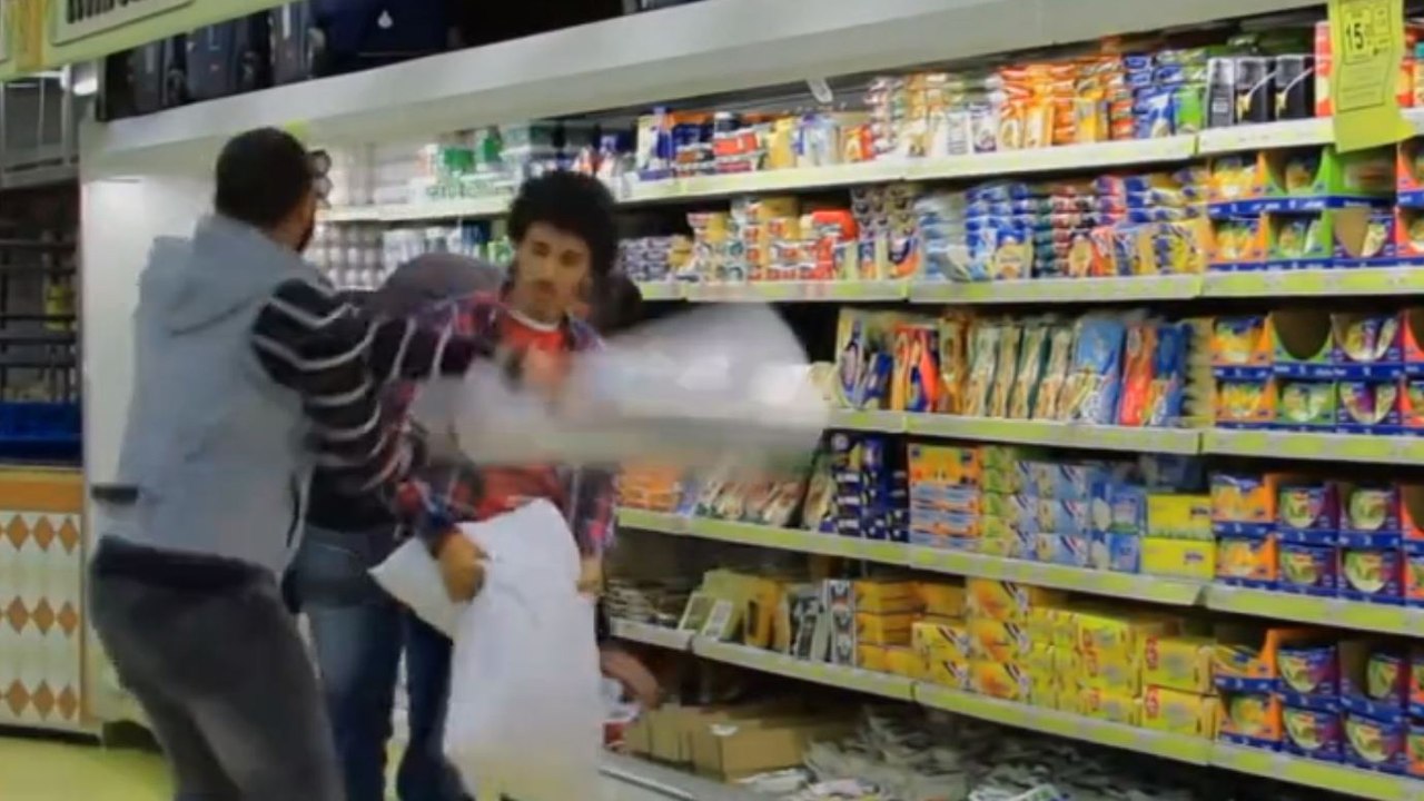 Il provoque des batailles d'oreiller avec des inconnus dans la rue