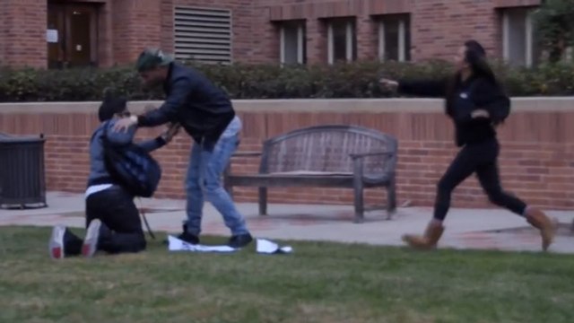 Caméra cachée : Il met en scène un harcèlement et observe la réaction des gens