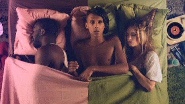 Clip de Tous les mêmes : Stromae devient mi-homme mi-femme