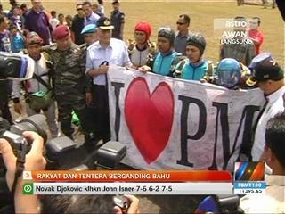 Rakyat dan tentera berganding bahu