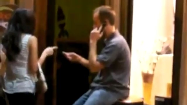 Il prend la place du videur absent de l'entrée de la discothèque durant quelques secondes