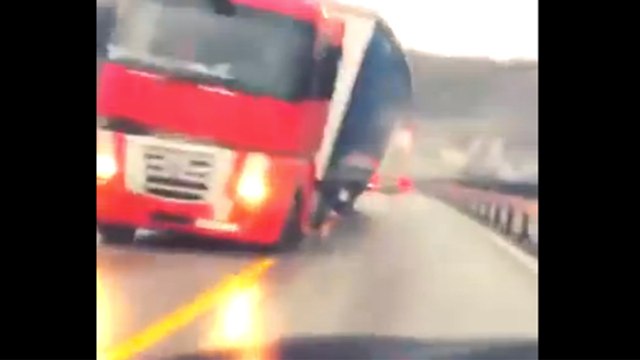 Cette voiture a failli se faire écraser par un camion !