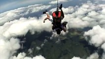 En pleine chute libre, un moniteur-parachutiste frappe son client pour des ''questions de sécurité''