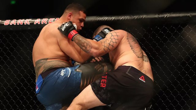 Le poids lourds géant Tai Tuivasa inflige un énorme KO à Rashad Coulter par coup de genou sauté pour son 1er combat à l'UFC
