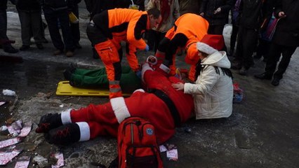 Ivre, le Père Noël chute de son traîneau
