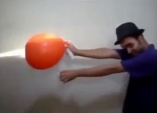 Avec un ballon, un déodorant et un briquet, cet homme va réaliser une impressionnante explosion