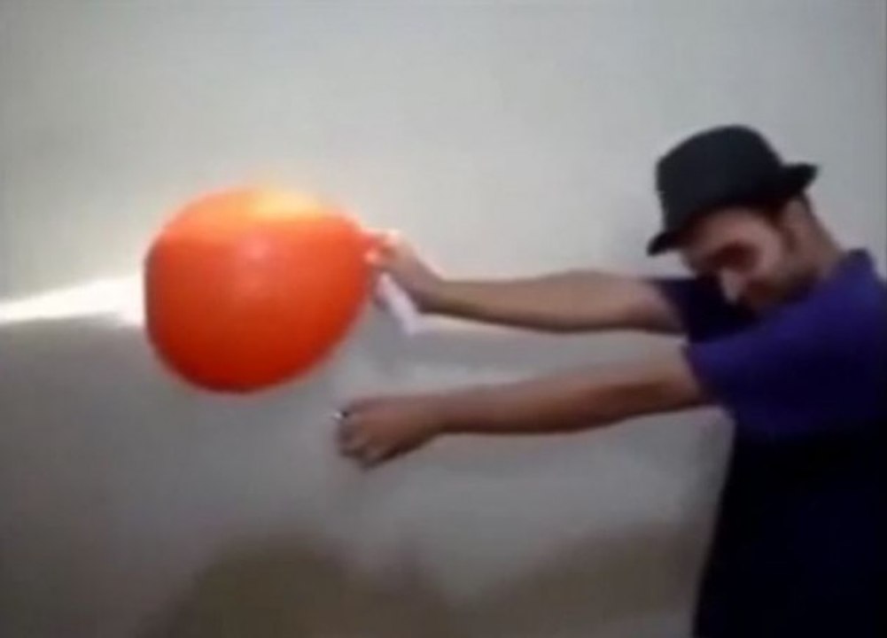 Avec un ballon, un déodorant et un briquet, cet homme va réaliser une impressionnante explosion
