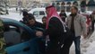 Jordanie : le roi Abdallah II aide un automobiliste à pousser sa voiture enlisée dans la neige