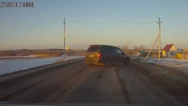 Russie : Découvrez une incroyable course-poursuite sur route qui se termine à coups de pelle!
