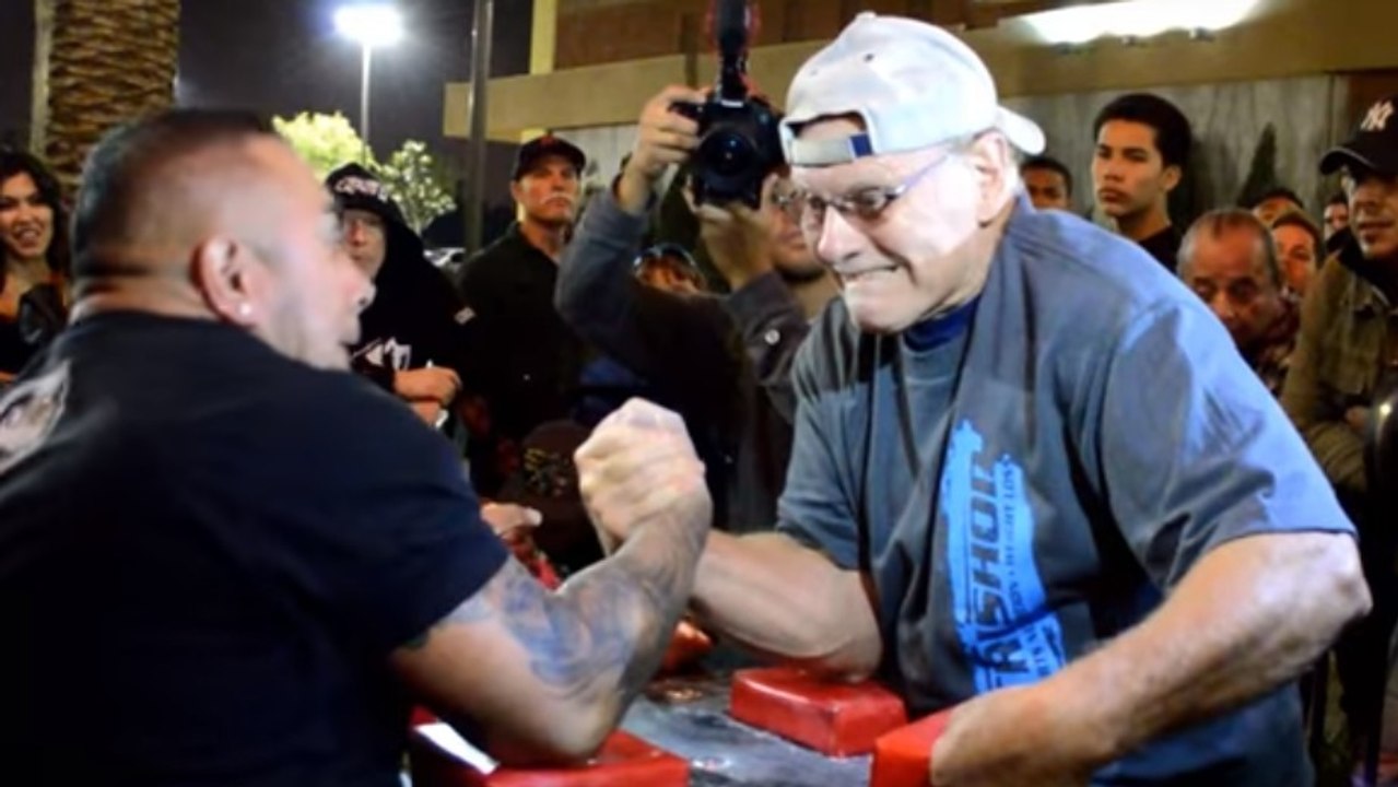 À 72 ans, ce mec détruit tout le monde au bras de fer !