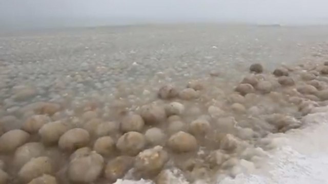 D'énormes boules de glace découvertes dans le lac Michigan