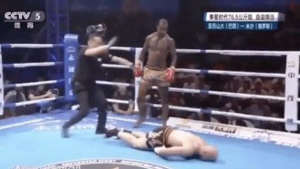 Cosmo Alexandre signe l'un des KO de l'année ! L'enchaînement de folie...