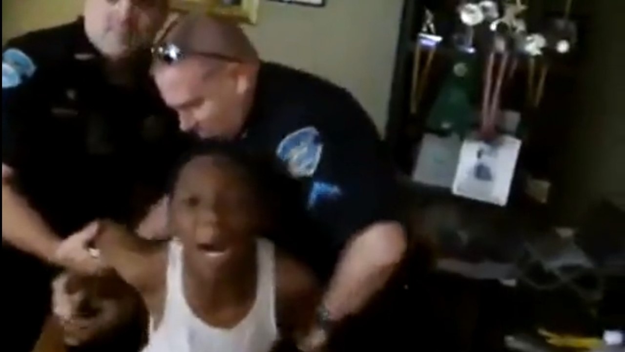 Un père de famille appelle la police pour faire peur à son fils