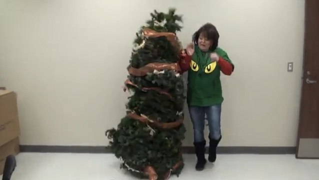 Ils piègent leurs professeurs avec un déguisement de sapin de Noël