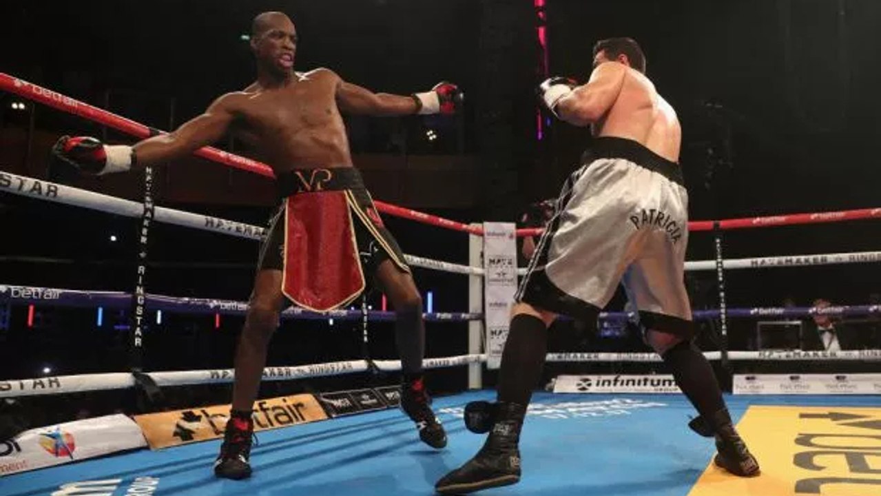 Michael "Venom" Page met KO Jonathan Castano lors de son premier combat de boxe