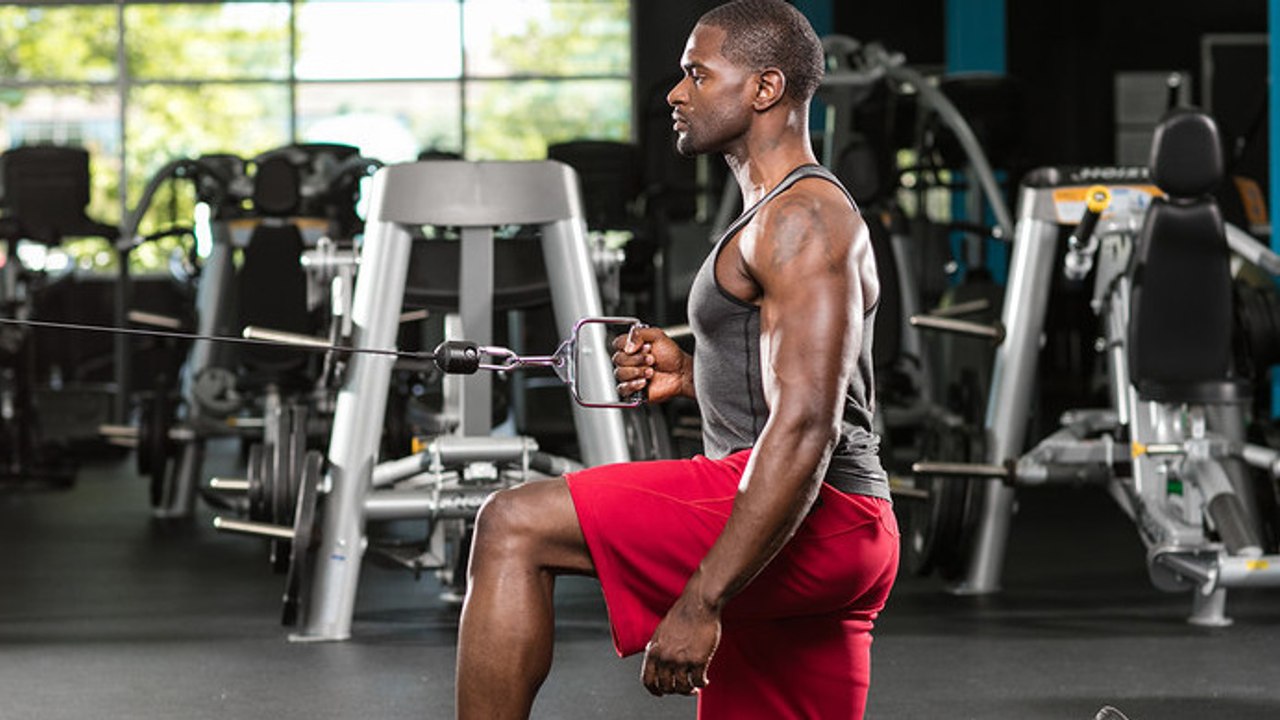 Le half-kneeling chest press, l'exercice qui tr...