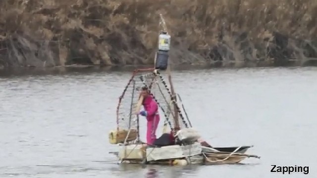 Des gendarmes empêchent un réfugié russe de partir pour les Etats-Unis à bord d'un radeau