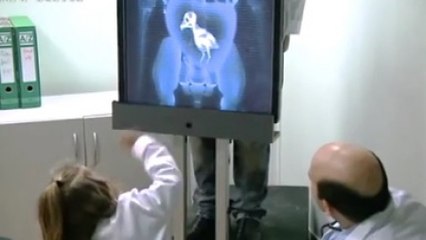 Caméra cachée : Ces enfants pensent qu'un poussin est présent dans le ventre d'un médecin