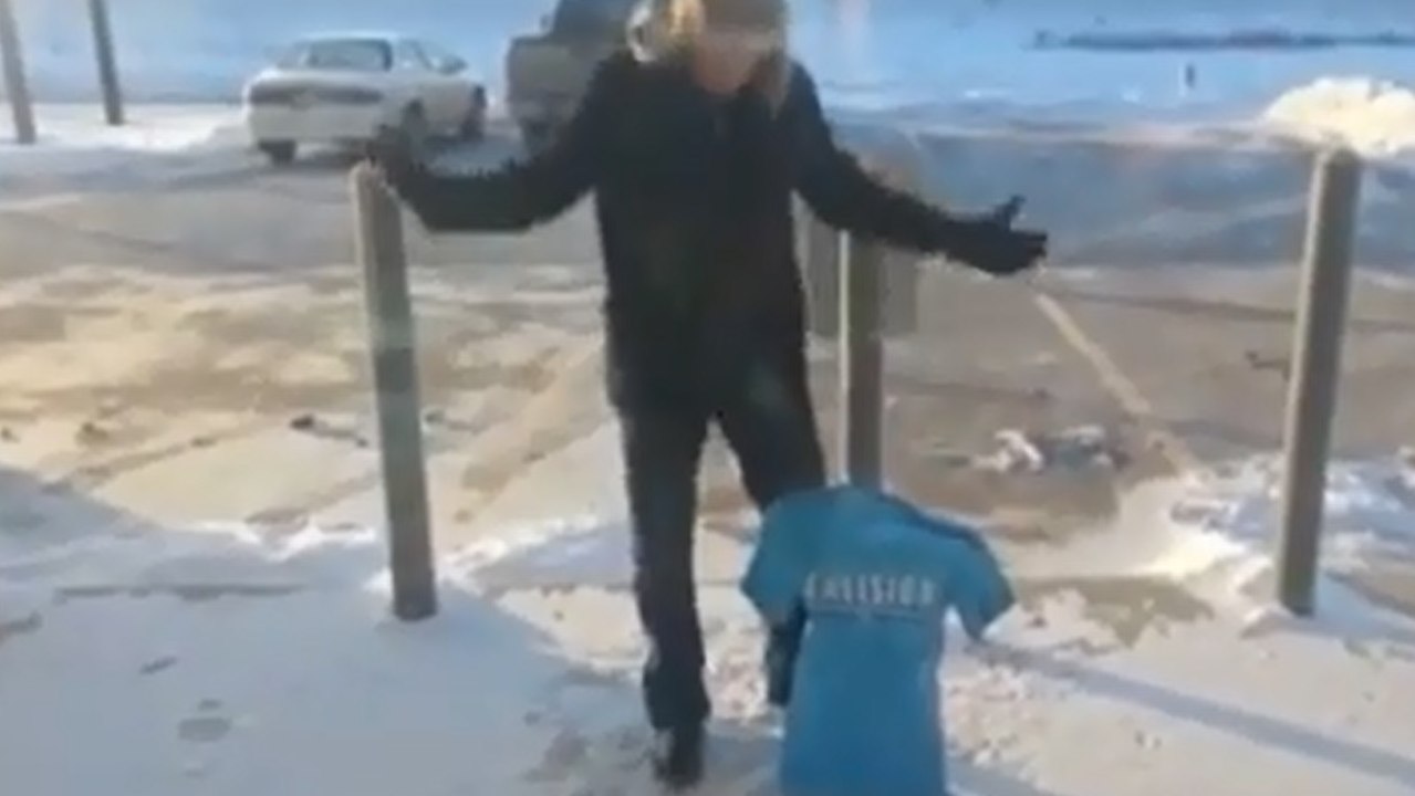 Regardez ce t-shirt mouillé geler en moins d'une minute à cause du froid polaire