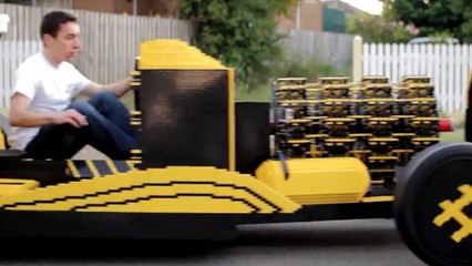 Deux jeunes génies construisent une voiture en Lego