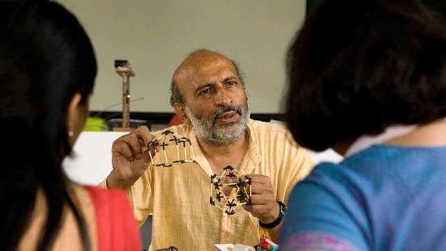 L'incroyable histoire d'Arvind Gupta, le Père Noël indien qui fabrique des jouets avec trois fois rien