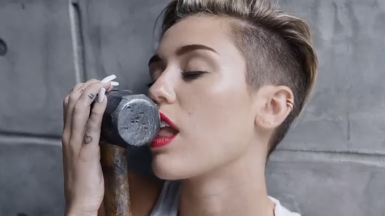 Miley Cyrus et Britney Spears : Jugées trop provocantes par le CSA, elles sont interdites d'antenne avant 22h