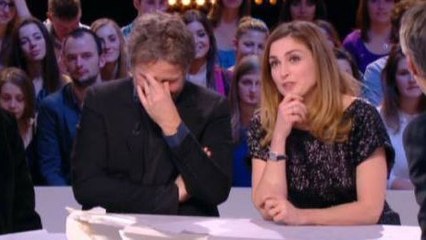 Stéphane Guillon, gêné par les questions de l'animateur, ne peut s'empêcher de rire !
