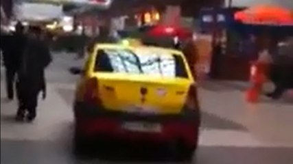 Ce chauffeur de taxi récupère son client directement sur le quai du train !