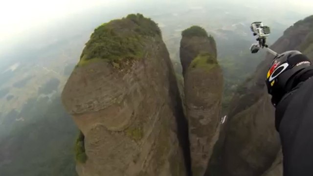 Base Jump: Jeb Corliss se faufile à 160 km/h dans une fissure des montagnes de Lang Shan en Chine