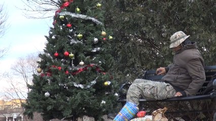 Caméra cachée : Des SDF se retrouvent couverts de cadeaux par les lutins du Père Noël