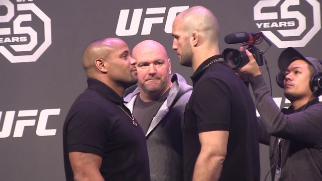 Volkan Oezdemir portait-il des semelles lors de son premier face-off face à Daniel Cormier ?