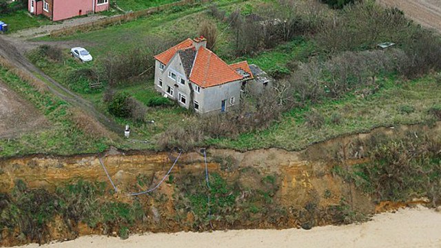 Cette maison va s'effondrer dans la mer, mais elle est à vendre