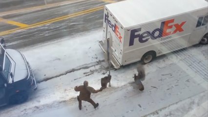 Ce livreur est attaqué par une dinde en pleine rue !