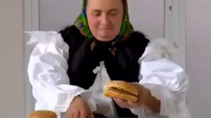 Découvrez la réaction de personnes qui mangent un hamburger pour la première fois de leur vie