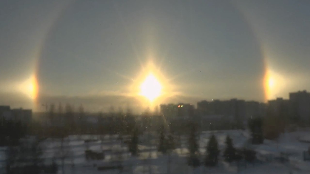 Il filme trois soleils dans le ciel de Moscou !