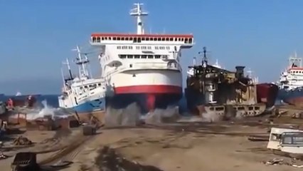 Regardez comment faire accoster un bateau comme un pro