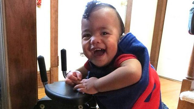 La réaction émouvante de cet enfant sourd qui entend la voix de ses mamans pour la première fois