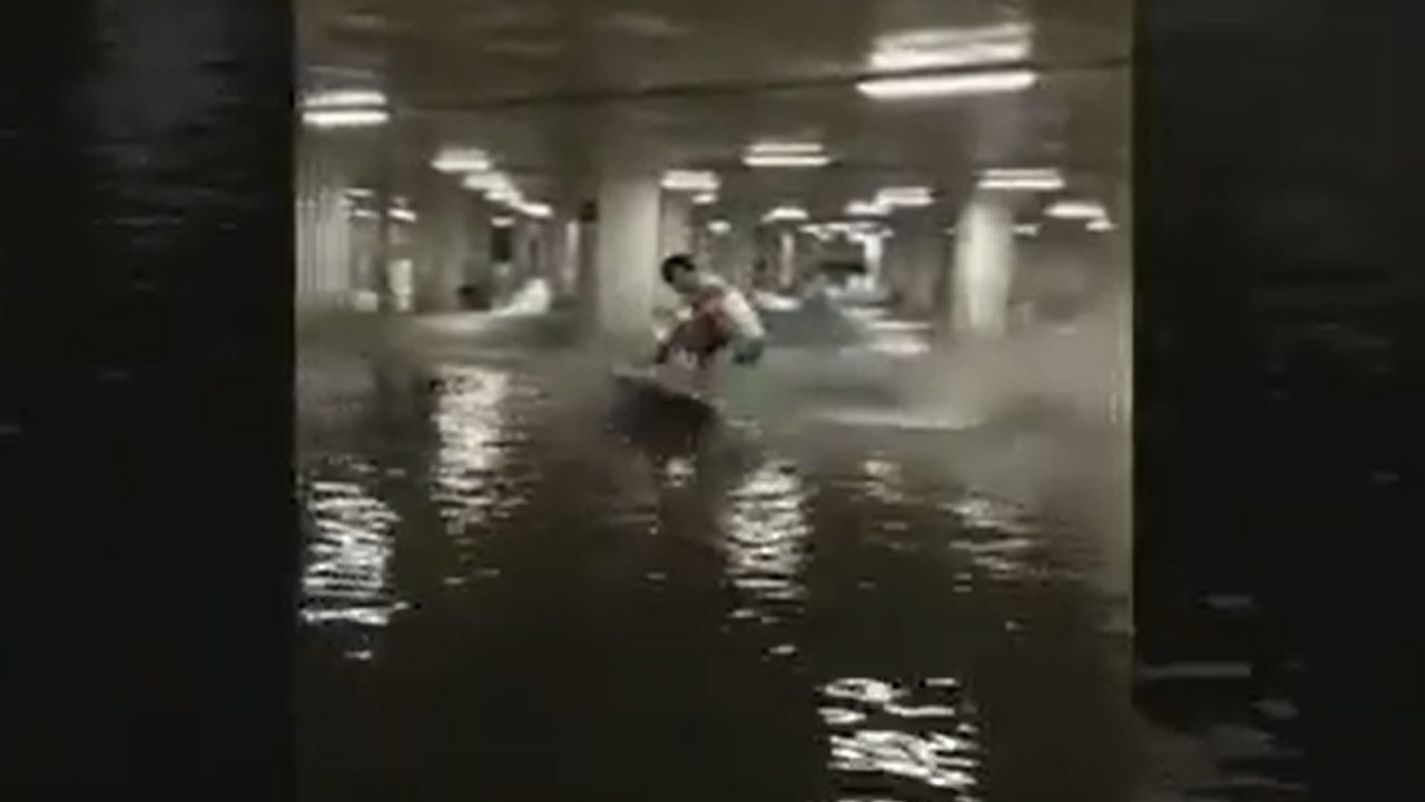 Ils font du wakeboard dans un parking inondé