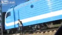 Ces deux jeunes Russes risquent leur vie en évitant de justesse un train