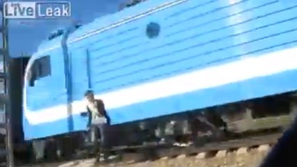 Ces deux jeunes Russes risquent leur vie en évitant de justesse un train