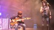 A 11 ans, Aidan joue de la guitare sur scène lors d'un concert de heavy metal