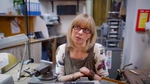 Née sans doigts, Annette Gabbedey est une des meilleures tailleuses de pierres précieuses de Grande-Bretagne