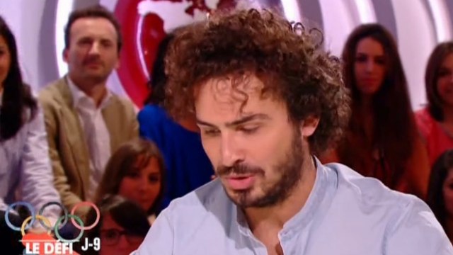 Le Petit Journal : Maxime Musqua se fait bousculer par des hockeyeurs